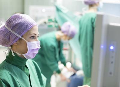 OP Schwester beobachtet Bildschirm im Operationssaal.