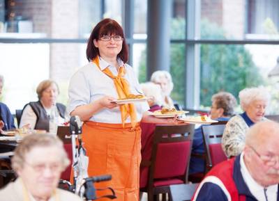 Servicekraft bei der Bedienung in einem Restaurant.