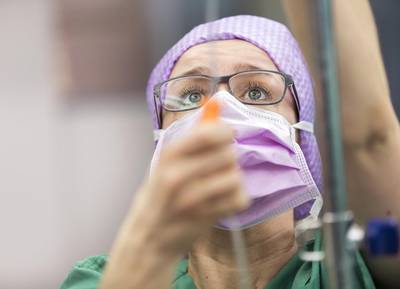 OP Schwester untersucht den Zugang für Anästhesie.